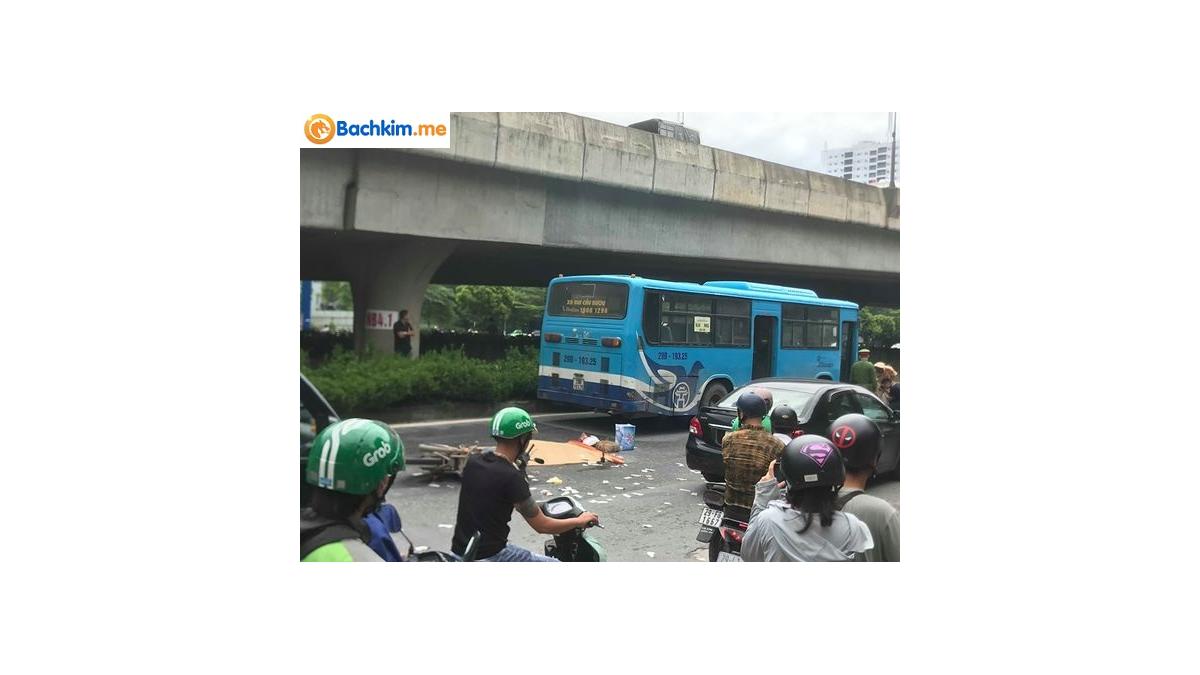 Hà Nội: Va chạm xe buýt, 1 người bị cán qua người tử vong tại chỗ